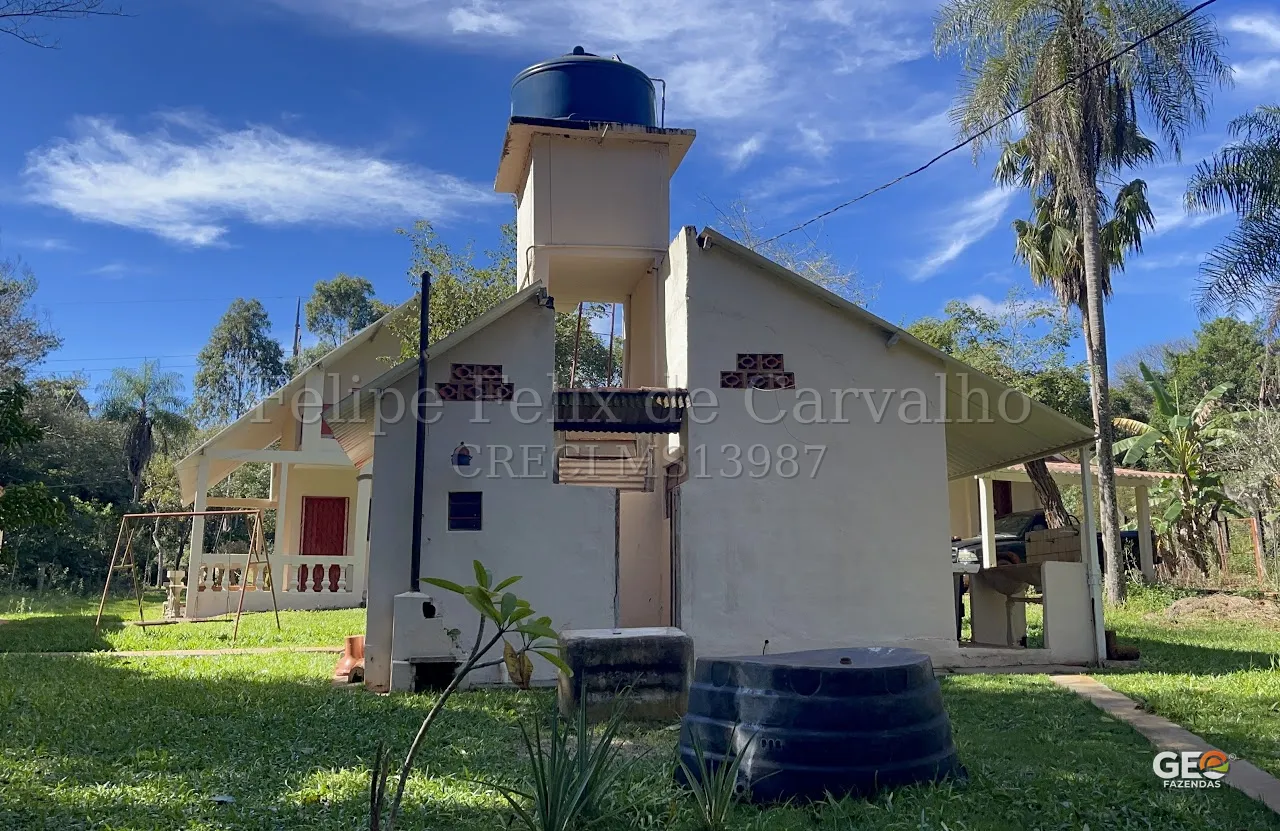 Casa rural com reservatório de água e área verde