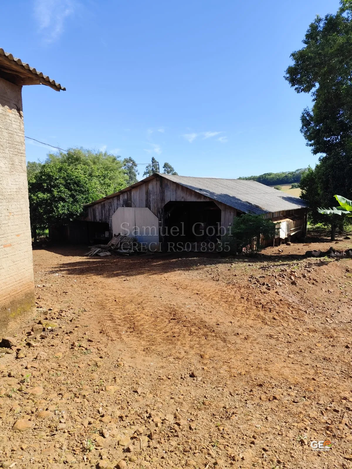 Galpão rústico em propriedade rural com terreno aberto