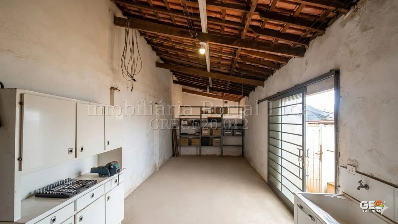 Interior de galpão com armários e prateleiras