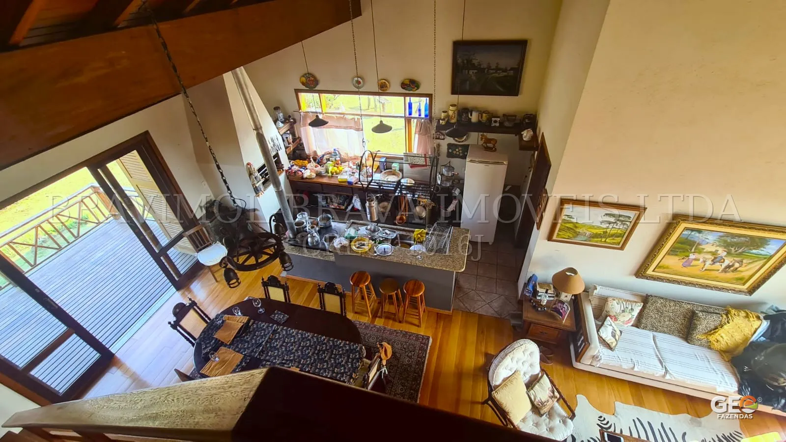 Interior aconchegante de casa rural com cozinha e sala