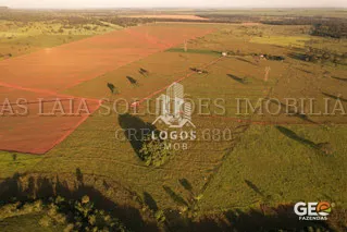 Vista aérea de fazenda com pastagem e cercas