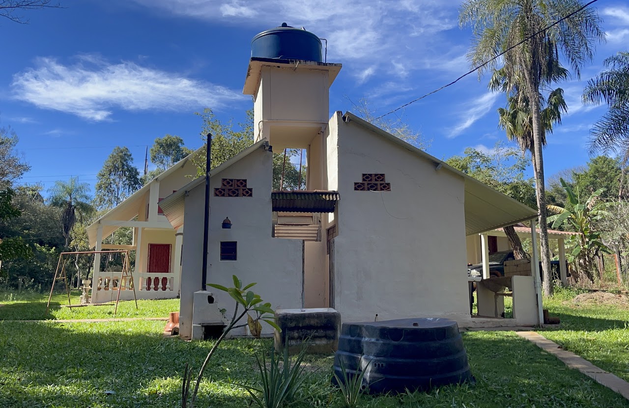 Casa rural com reservatório de água e área verde