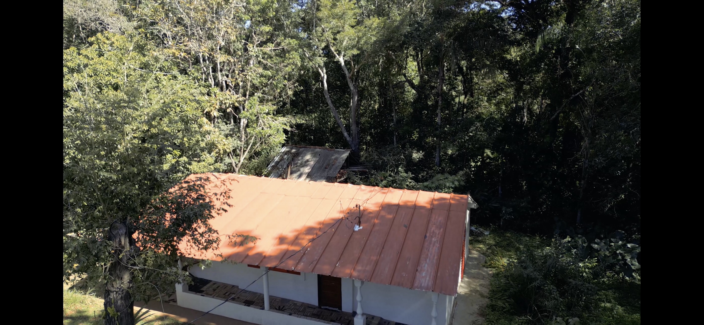 Casa simples com telhado de metal em área rural