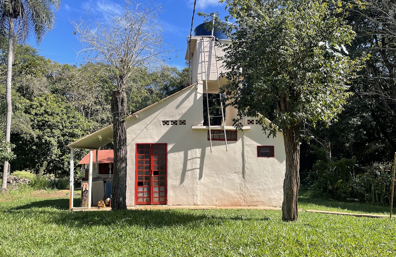 Casa simples em área rural com tanque de água