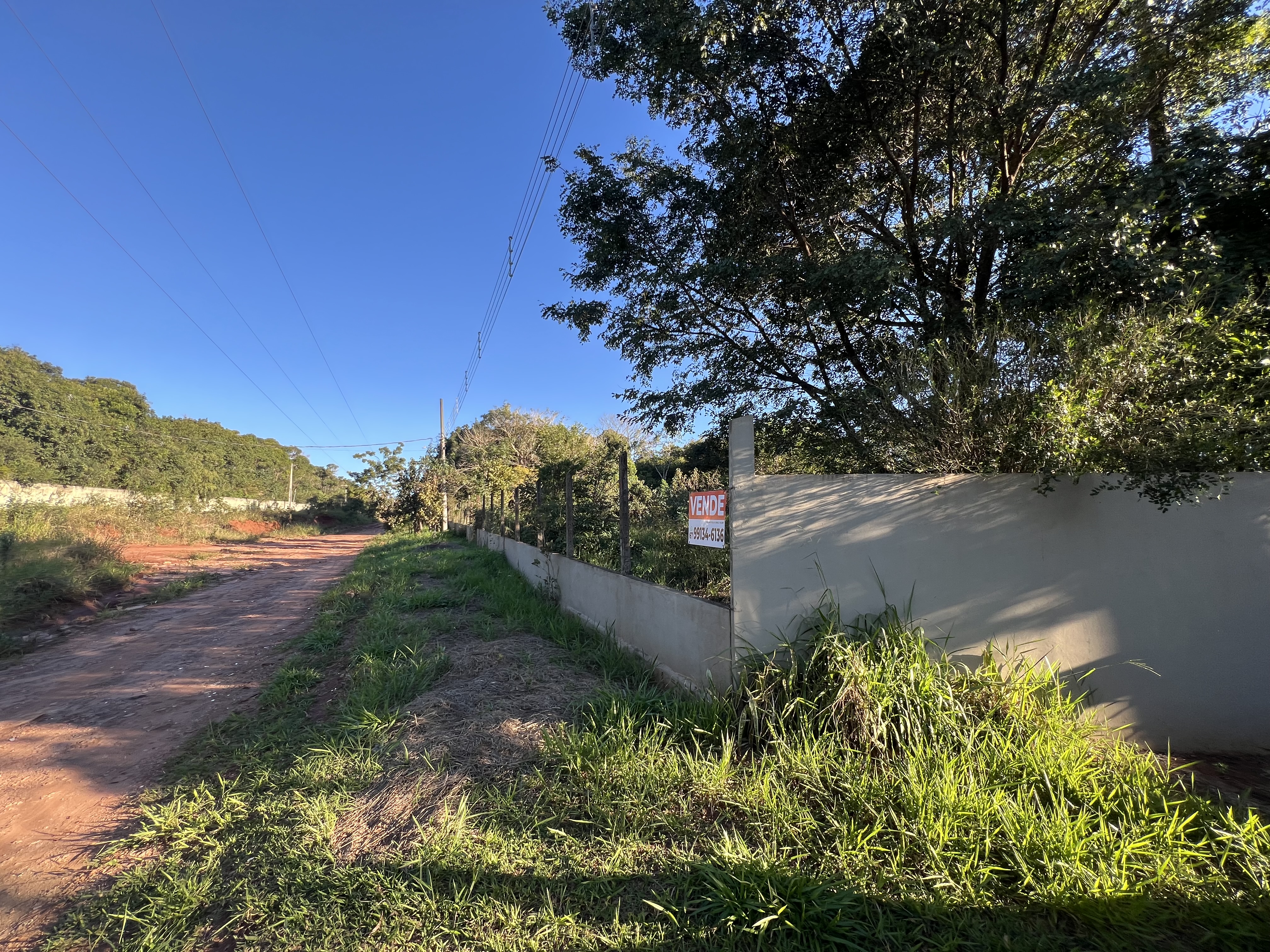 Terreno rural à venda com vegetação e estrada de terra