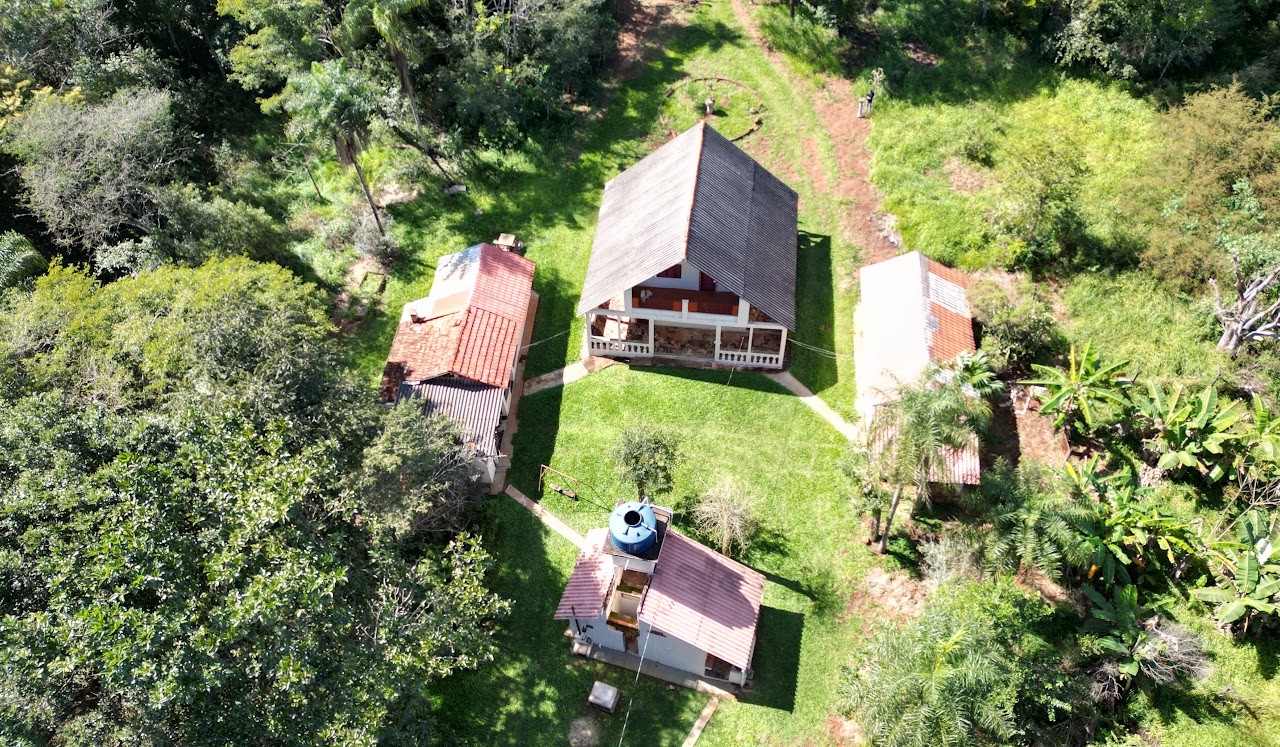 Vista aérea de propriedade rural com casas e vegetação